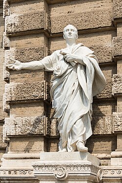 Estatua de Cicerón en el Palacio de Justicia de Roma