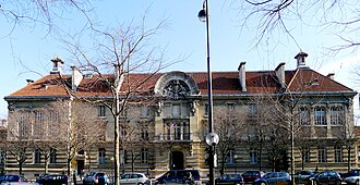 Fachada o vista representativa de una institución educativa francesa
