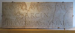 Estela romana de mármol con el nombre de Barcino