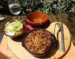 Preparación tradicional de cassoulet de Carcasona
