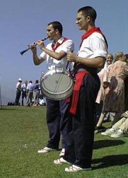 Piteros cántabros tocando instrumentos tradicionales