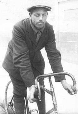 Retrato de época del ciclista Léon Scieur