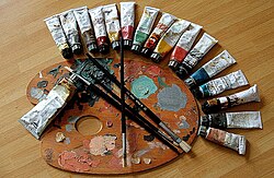 Detalle de herramientas y proceso de pintura al óleo