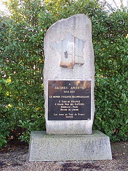 Monumento conmemorativo dedicado a Jacques Anquetil en Châteaufort