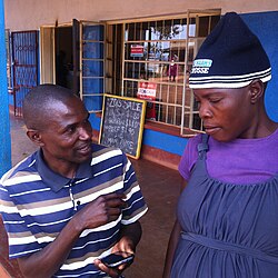Un encuestador que realiza una encuesta censal utilizando un cuestionario móvil en Zimbabue en 2015