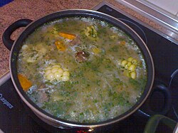 Sancocho servido en un plato tradicional
