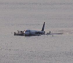 El avión del vuelo 1549 flotando en las aguas del río Hudson.