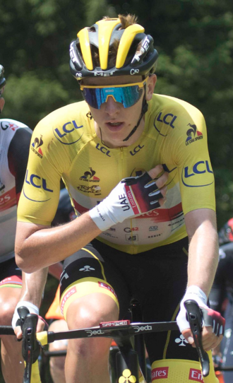 Tadej Pogačar compitiendo durante una etapa del Tour de Francia 2021