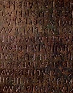 Fragmento de una de las Tablas eugubinas con inscripciones en lengua umbra.