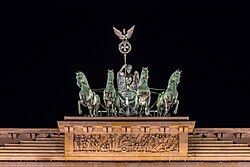La cuadriga de la Puerta de Brandeburgo iluminada de noche
