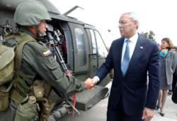 Colin Powell saludando a un miembro de la Policía Nacional de Colombia