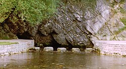La Fuentona de Ruente en Cantabria, España, una surgencia natural intermitente.