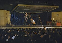 Bailarines del Ballet Rambert actuando en una cantina de una fábrica de aviones en Gran Bretaña ante los trabajadores durante la hora del almuerzo.