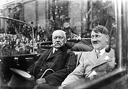 Paul von Hindenburg junto a Adolf Hitler en mayo de 1933