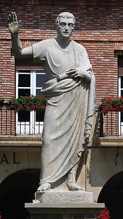 Estatua a Quintiliano en su Calahorra natal, obra de Antonio Loperena Eseverri