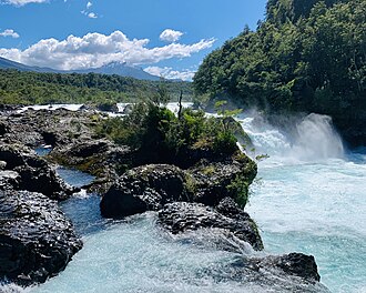Zona de rápidos y rocas en el río Petrohué