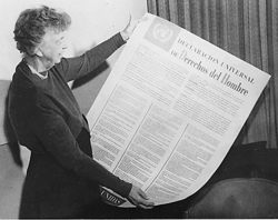 Eleanor Roosevelt sosteniendo la Declaración Universal de Derechos Humanos en castellano