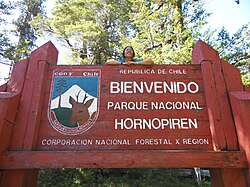 Señalética de bienvenida en el Parque Nacional Hornopirén