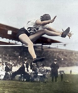 Ethel Catherwood saltando en estilo tijera en 1928