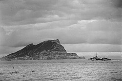 El HMS Argonaut navegando próximo al Peñón de Gibraltar en noviembre de 1942
