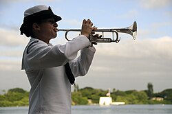 Músico tocando la corneta