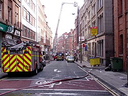 Miembros del Servicio de Bomberos y Rescate de Merseyside en una intervención operativa.
