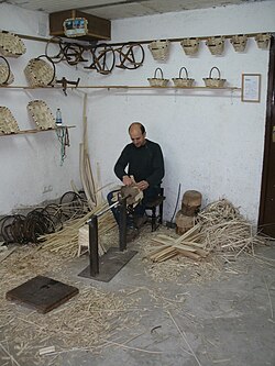Artesano banastero en plena elaboración de cestería
