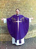 Sacerdote anglicano con ornamentos eucarísticos morados