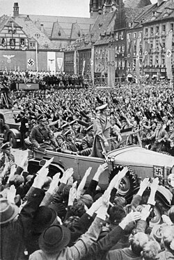 Alemanes de los Sudetes recibiendo a Adolf Hitler.