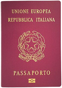 Pasaporte italiano donde se observa el emblema de la Unión Europea