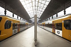 Trenes de Cercanías en la estación de Porto-São Bento