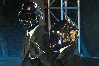 Miembros de Daft Punk en la premiere de Tron Legacy en Tokio.