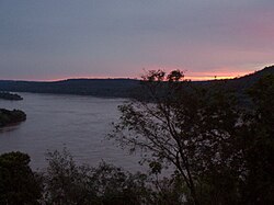 Ocaso sobre la costa argentina del río Uruguay