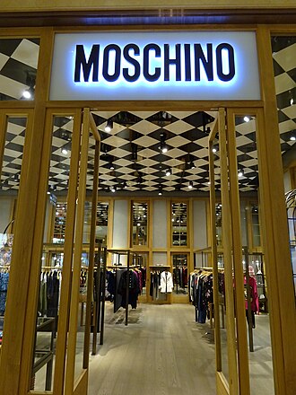 Fotografía relacionada con la historia y el diseño de la firma Moschino