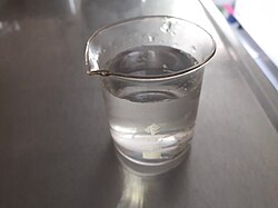 Vaso con agua cristalina, considerada disolvente universal.