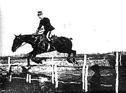 Federico Caprilli superando un obstáculo en el año 1903.