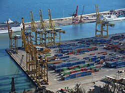 Muelle de carga y contenedores del Puerto de Barcelona
