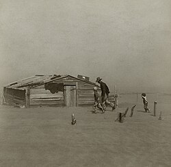 Granjero y sus hijos durante una tormenta de polvo en Oklahoma, 1936