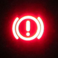 Luz de alerta de freno en el tablero