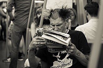 Un miembro de la subcultura punk viajando en el U-Bahn de Viena.