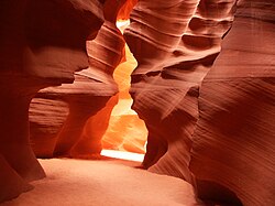 Vista del cañón del Antílope, un desfiladero cerrado en areniscas con estratificación cruzada en Arizona, Estados Unidos.