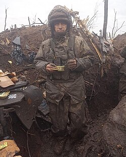 Soldado ucraniano en una trinchera durante la batalla de Bajmut