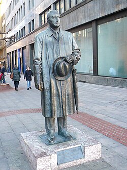 Estatua pública de José Antonio Aguirre ubicada en Bilbao