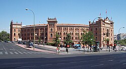 Vista exterior de la plaza desde la calle de Alcalá