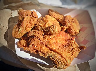 Varias piezas de pollo frito dispuestas para su consumo.