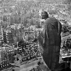 Las ruinas de Dresde en 1945, completamente arrasada por los bombardeos aliados, mirando al sur desde la torre del ayuntamiento