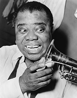 Louis Armstrong sonriendo durante una sesión fotográfica