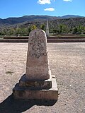 Monolito y reloj solar en Huacalera, Jujuy, Argentina.