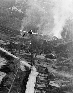 Avión militar de la Fuerza Aérea de los Estados Unidos lanzando napalm.