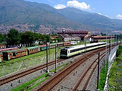 Tren del Metro de Medellín en la estación de Bello